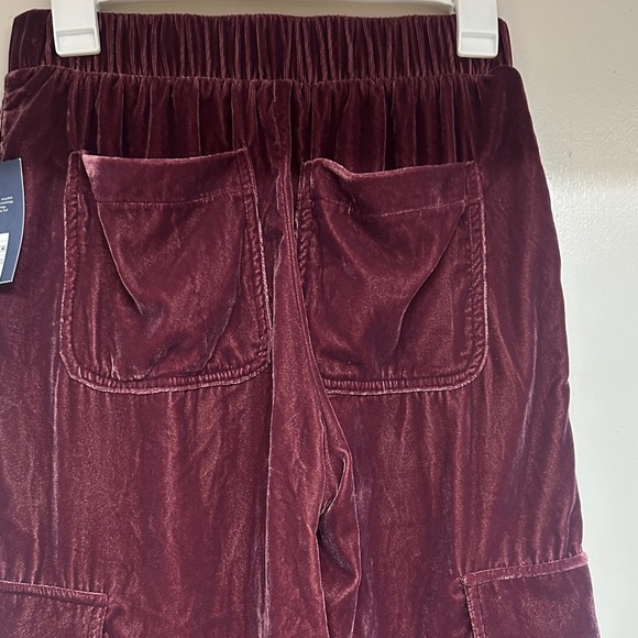 Universal Thread Maroon Cargo Joggers. Velour like material - Picture 4 of 12